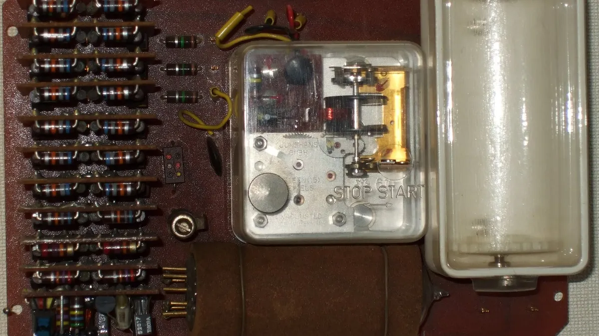 A quartz watch movement with its electronic circuit and battery