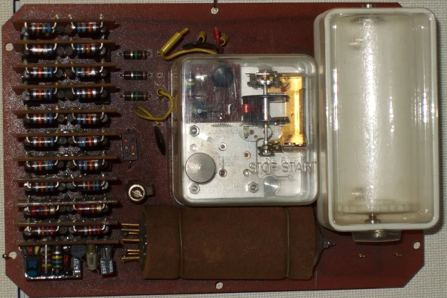 A quartz watch movement with its electronic circuit and battery